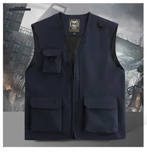 Detail der dunkelblauen taktischen Weste mit Multi-Pocket-Design und atmungsaktivem Netzfutter