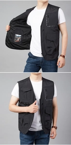 Detail einer schwarzen Outdoor-Utility-Weste mit mehreren Taschen und wasserdichten Zippern