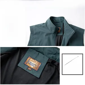 Détail du col d'un gilet avec doublure en maille respirante et étiquette