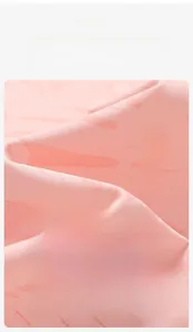 Dettaglio del tessuto rosa con motivo a foglie, trama resistente, anti-pilling e antipiega