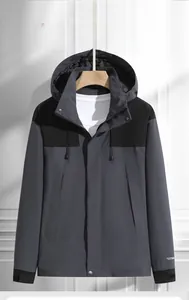 Détail du coupe-vent imperméable avec contraste gris et noir et capuche réglable