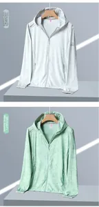 Dettaglio giacche solari UPF50+ con cappuccio in bianco sporco e verde pisello con foglie