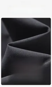 Gros plan du tissu d'une veste coupe-vent anti-rayures et résistante aux plis