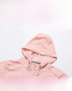 Dettaglio della giacca rosa UPF50+ con motivi a foglie e coulisse sul cappuccio regolabile