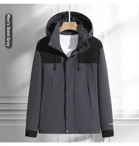 Détail de veste outdoor imperméable gris acier avec poignets réglables en velcro