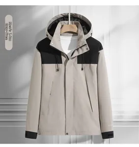 Détail de la veste outdoor à capuche imperméable en beige et noir bicolore