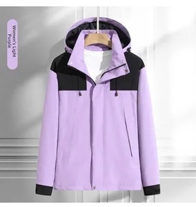 Détail d'une veste coupe-vent imperméable violet clair pour femme avec capuche sport