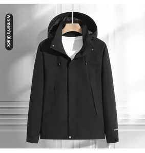 Détail de la veste d'extérieur noire pour femme avec capuche et poignets réglables en velcro