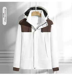 Détail de la veste d'extérieur à capuche pour femme en blanc et marron avec poignets réglables