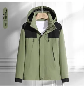 Détail de la veste imperméable vert matcha avec une capuche coupe-vent et cordons