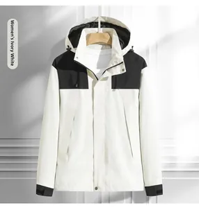 Détail d'une veste d'extérieur ivoire avec épaules contrastées noires et col coupe-vent