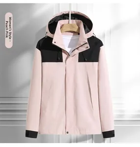 Détail de la veste à capuche rose et noire imperméable avec cordons de serrage et fermetures