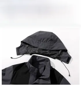 Détail de la veste à capuche coupe-vent avec design contrasté gris et noir stylé