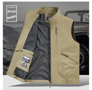 Détail de gilet de travail kaki avec doublure en maille et multiples poches zippées utiles