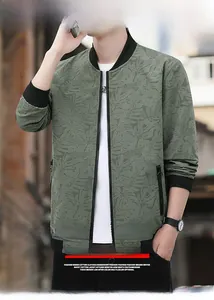 Détail d'une veste homme gris-vert avec texture feuille et col en bord-côte noir