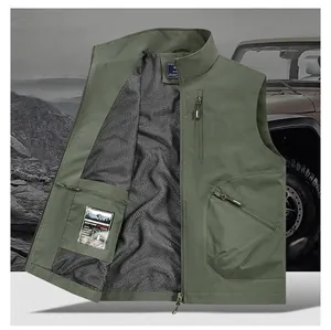 Détail de la veste outdoor vert armée avec poches fonctionnelles et doublure en maille aérée