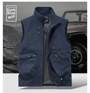 Détail du gilet utilitaire bleu foncé avec doublure en maille grise et poches zippées