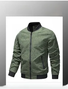 Gros plan détaillé de la veste vert foncé pour hommes avec motifs de feuilles tropicales