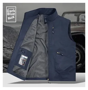Détail du gilet extérieur bleu foncé avec poches zippées et doublure en maille grise