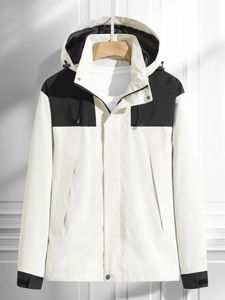 Coupe-vent de sport imperméable à capuche avec design contrasté noir et blanc minimaliste