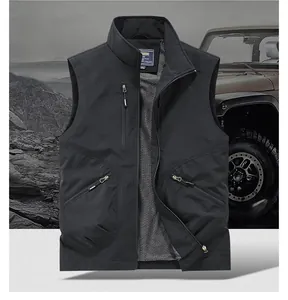 Détail d'un gilet utilitaire noir avec doublure en maille et poches zippées pratiques