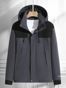 Veste outdoor homme avec capuche, design gris et noir bicolore et tissu imperméable coupe-vent