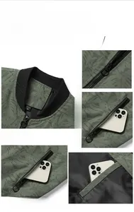 Vue détaillée de la veste vert militaire à motif de feuilles, col montant et zip en métal