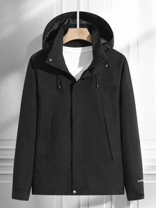Veste de randonnée imperméable noire pour hommes avec logo blanc imprimé sur la manche