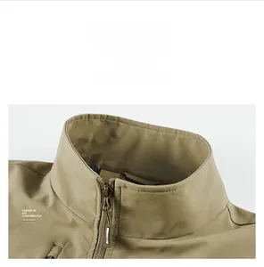 Détail du gilet de travail kaki montrant le col montant coupe-vent et le zip métallique