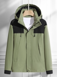 Veste à capuche imperméable bicolore vert sauge et noir pour sports de plein air