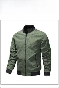 Détail du blouson bomber vert olive avec motif de feuilles tropicales et bords-côtes noirs