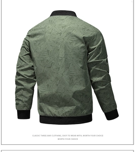 Vue arrière du blouson bomber vert armée avec texture de feuilles de palmier et bords côtelés