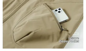 Vue détaillée de la poche zippée d'un gilet kaki contenant un smartphone
