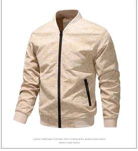 Détails du blouson bomber avec imprimé de feuilles tropicales et col en tricot côtelé
