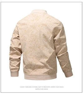 Détail de l'imprimé tropical et de l'ourlet côtelé sur une veste beige pour homme