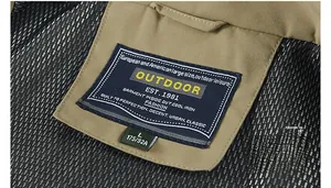 Détail du col d'un gilet d'extérieur kaki avec doublure en maille noire respirante