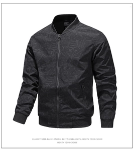 Détail du blouson aviateur pour homme avec motifs de palmiers et col côtelé