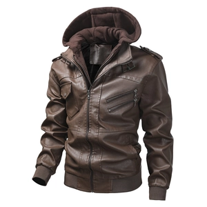 Détail d'une veste de moto en cuir PU marron avec capuche amovible et poches zippées