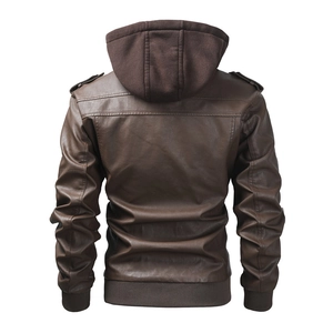 Détail de la veste en cuir marron à capuche avec poignets côtelés et épaulettes