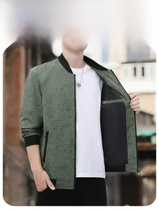 Détail du motif feuille de palmier vert foncé sur veste homme avec col baseball noir