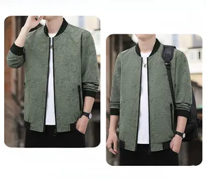 Détail d'un blouson aviateur vert armée avec imprimé feuillage et finitions côtelées