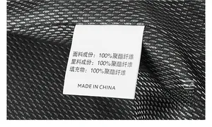 Gros plan de l'étiquette de lavage sur gilet de travail en maille noire, 100% polyester