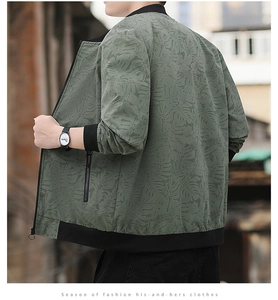 Détail de la veste avec imprimé palmier vert foncé, col côtelé et poche zippée