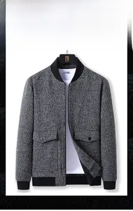 Vue détaillée de la veste en laine grise montrant la texture tissée et le col côtelé