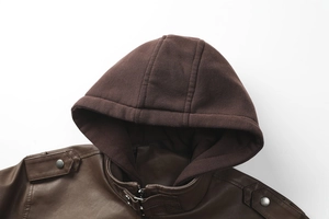 Détail d'une veste en similicuir marron avec capuche amovible et épaulettes décoratives