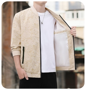 Détail du bomber beige pour homme avec imprimé tropical et poche intérieure zippée