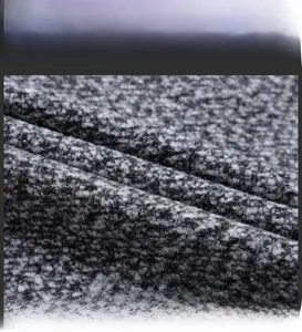 Gros plan sur la texture du tissu en laine durable et ses propriétés infroissables