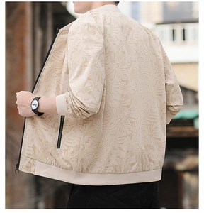 Vue arrière détaillée d'un blouson aviateur beige pour homme avec imprimé de feuilles tropicales