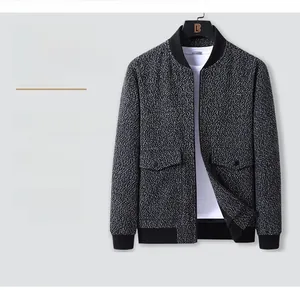 Détail du blouson bomber pour homme avec tissu en laine texturé, col côtelé et grandes poches