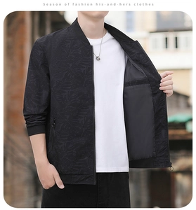 Détail du blouson noir avec motifs de feuilles et finitions bord-côte aux poignets